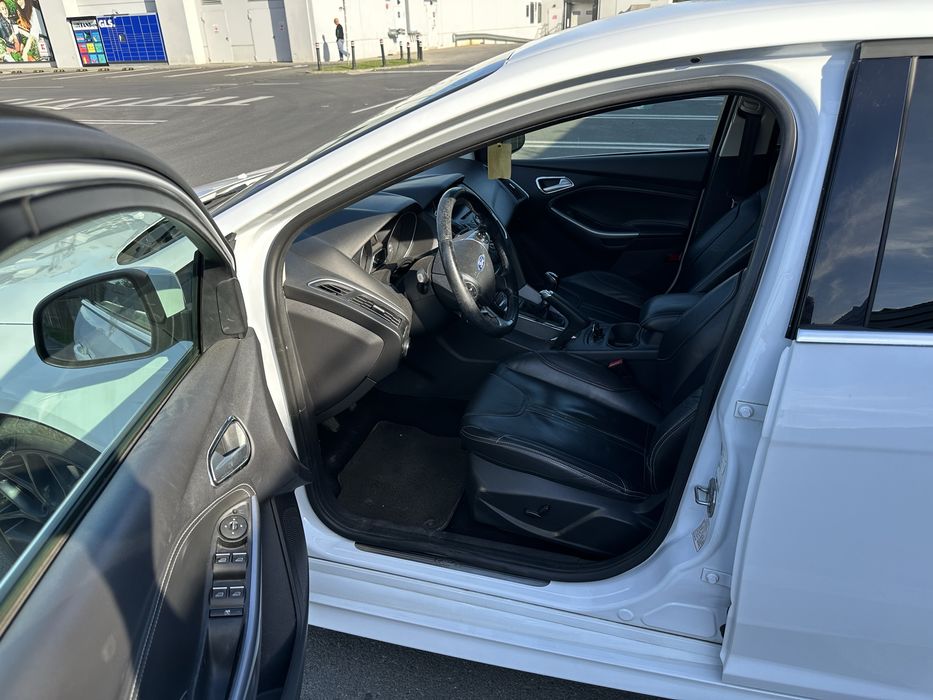 Ford Focus 1.6 EcoBoost 182 cp pachet Zetec