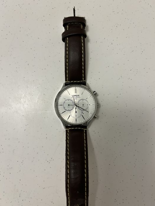 Vand ceas Lorus in perfecta stare de functionare!