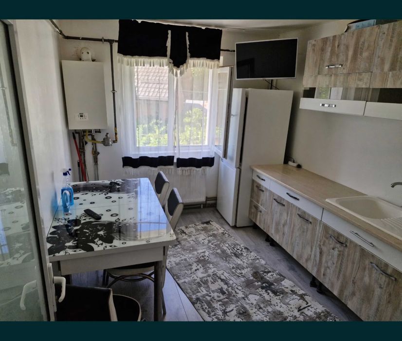 GARSONIERĂ/ Etajul 1, aproape de Piața 1 Mai, micro 8.