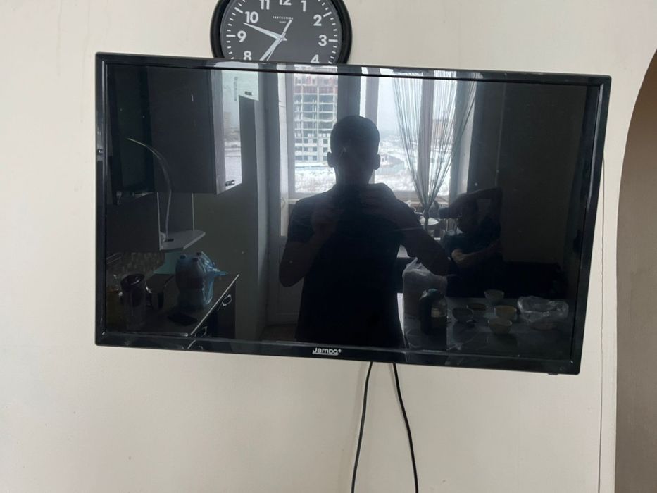 Телевизор с кранштейном