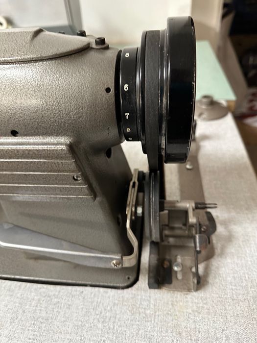 Двуиглова шевна машина за кожа
Consew Model 327RB-2 Made in Japan.
