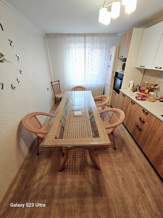 Продам Стеклянный стол со стульями,брали в Zeta.