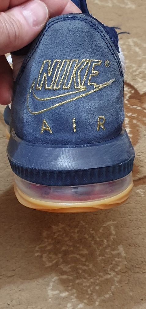 Vând pantofi sport Nike Air