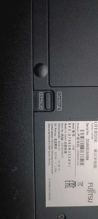 Продавам лаптоп Фуджицу U 748