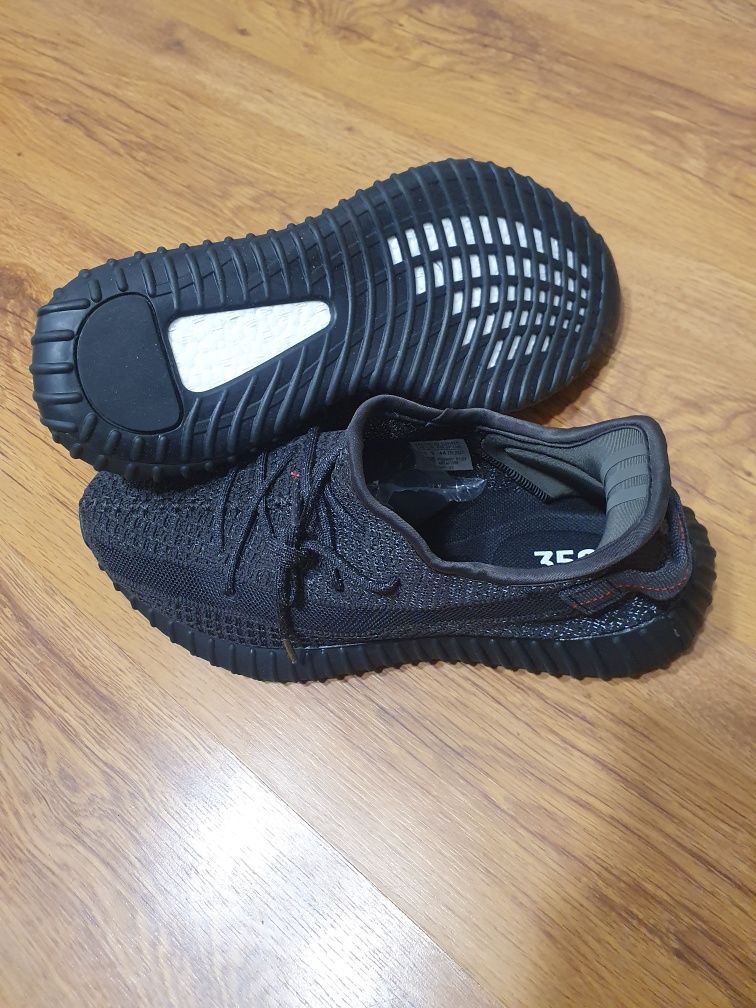 Vând adidasi yeezy 350