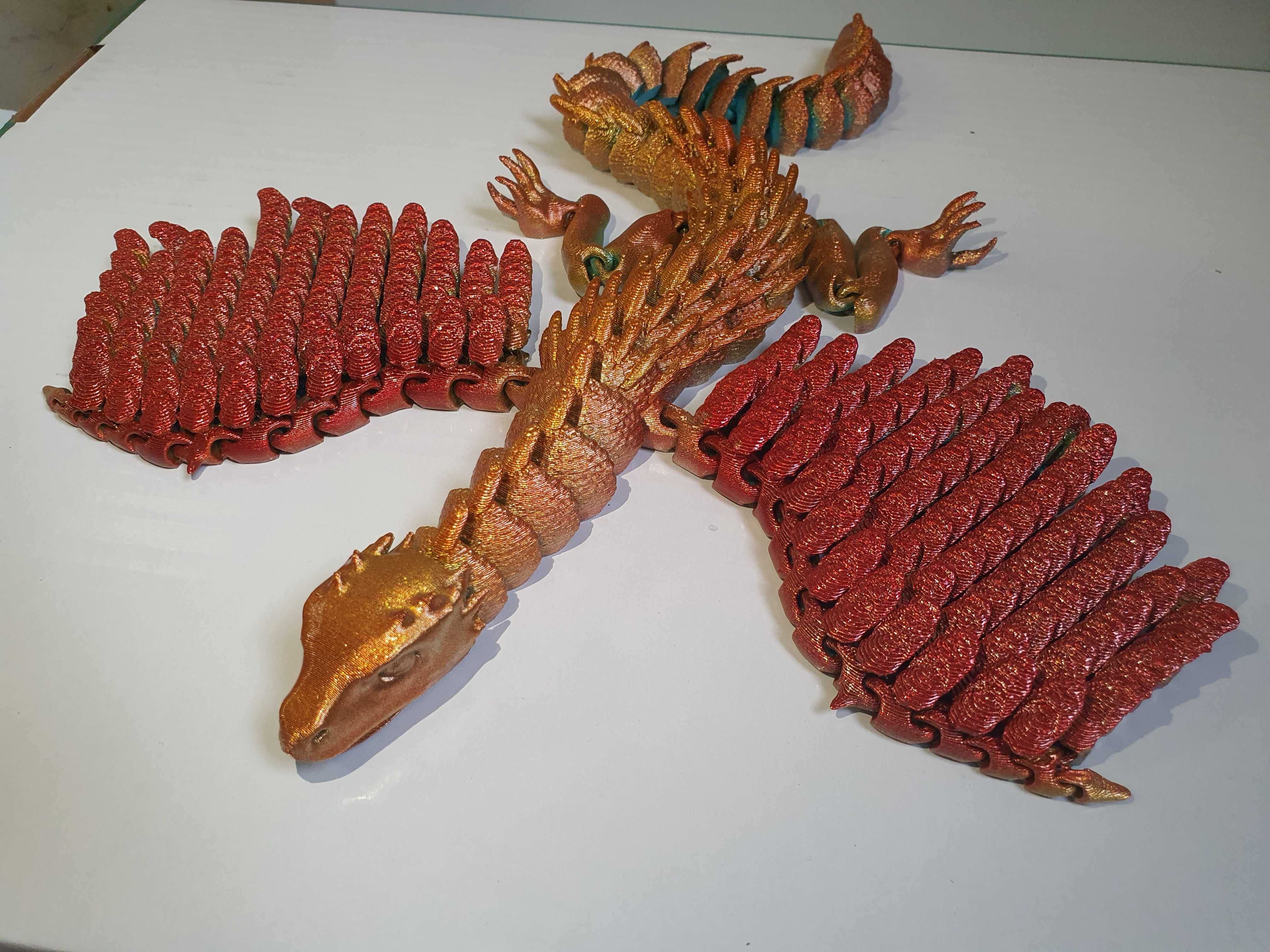 3d фигура Дракон с крила.  Изцяло движещи се пера на крилата.
