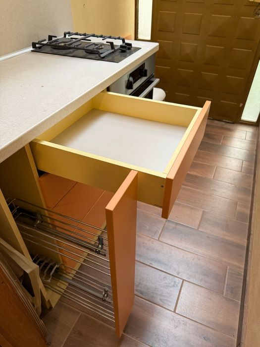 кухня неползвана с неизползвани кухненски уреди