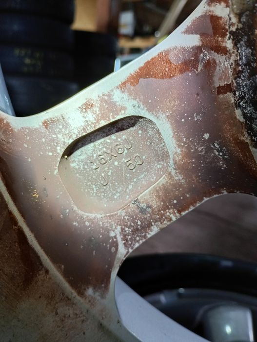 Дайхацу джанти със летни гуми 215/65/16 6J ET50 5x114,3 цо66 Дот 5013