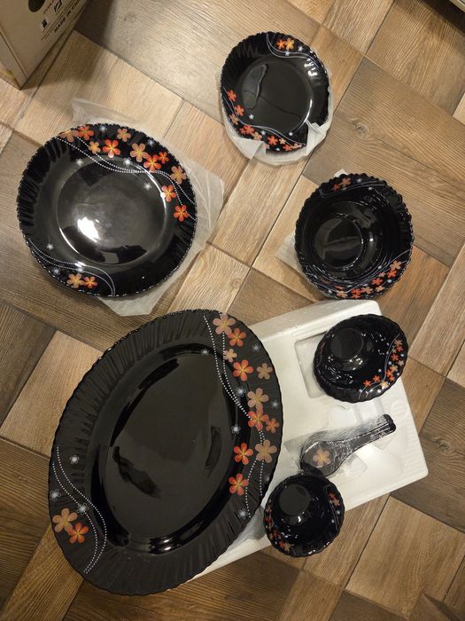 Set 33 piese serviciu masă. Nou!