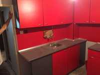 Нови кухненски шкафове, в червено и тъмно сиво - горни и долни.