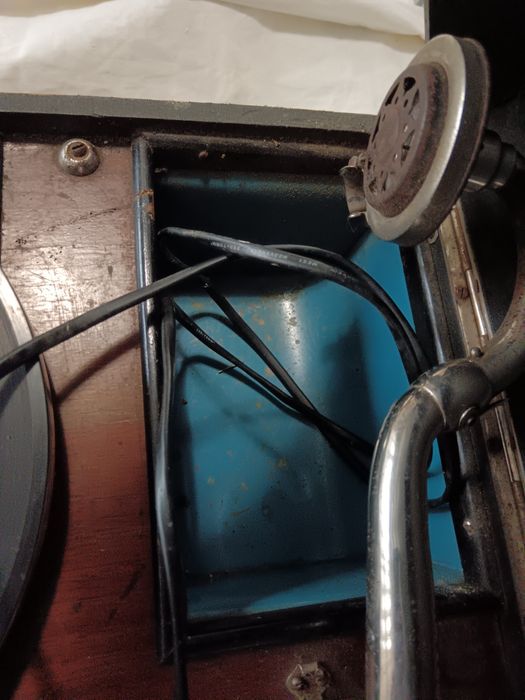 Винтидж колекционерски преносим грамофон