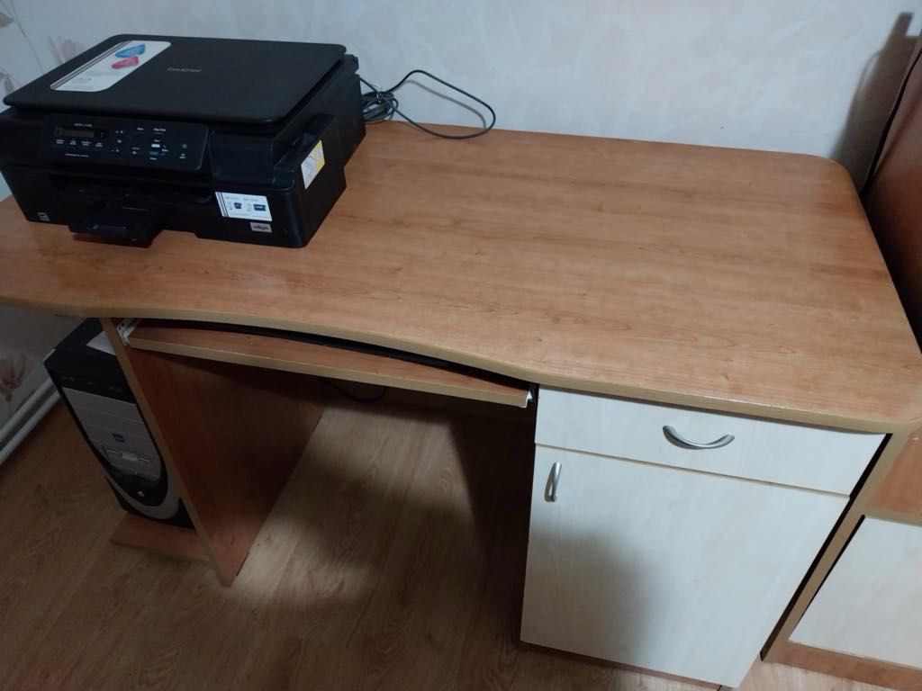 Бюро за офис или децка дстая.