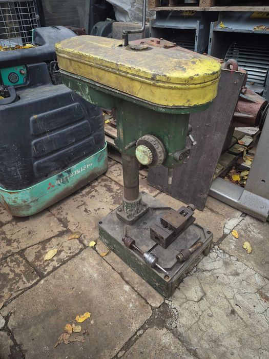 Masina de gaurit cu coloana-troliu