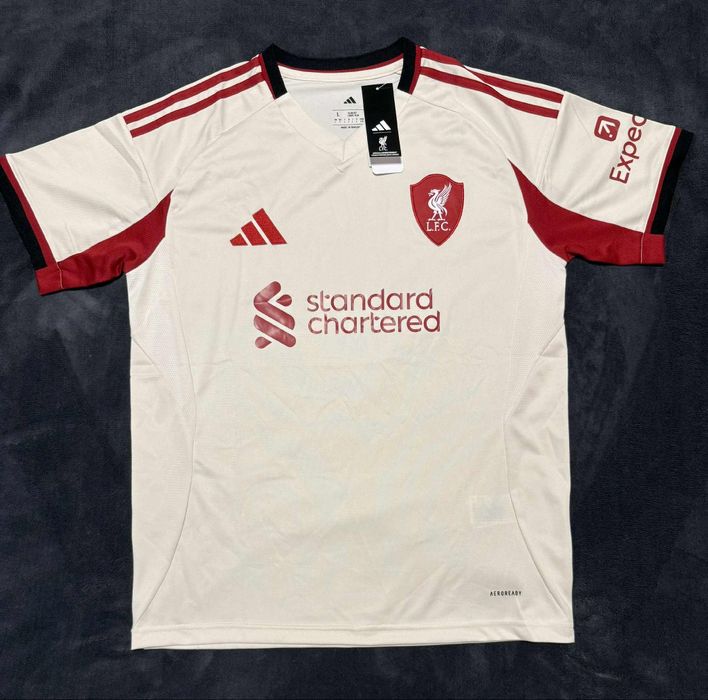 Футболни екипи на Liverpool. Екипите са от сезон 2025/2026.