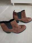 Vând botine dama de la H&M,noi,piele întoarsă, mărimea 40, produs de c