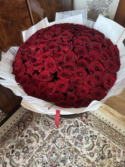 Букет цветов из 101 алой розы, местные