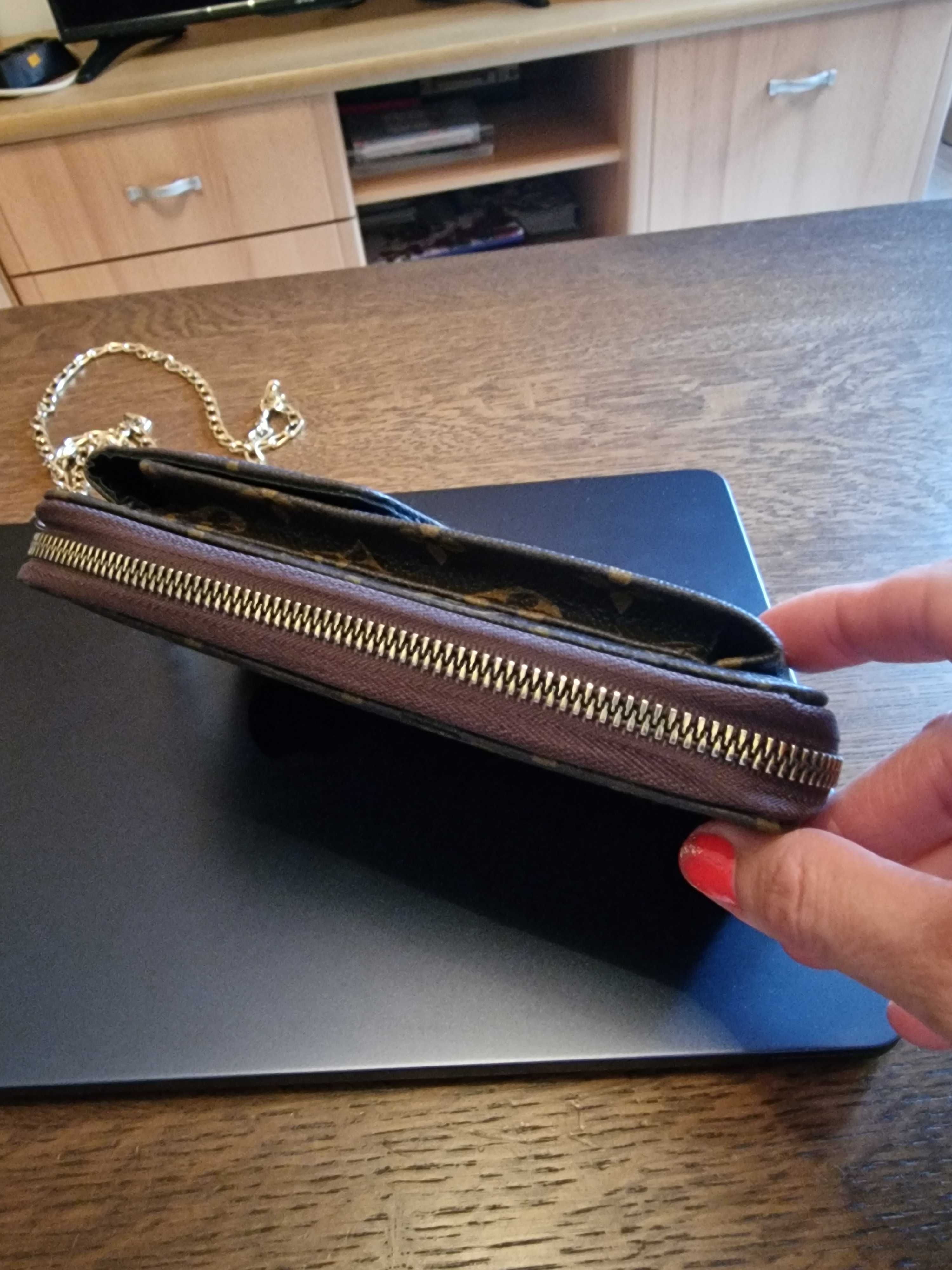 Продавам малка дамска чанта LV