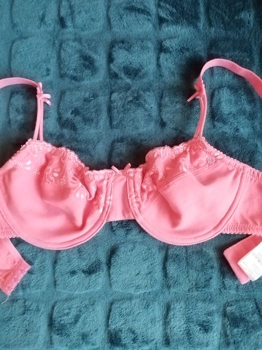 Sutien roz de la firma Skin to Skin, nou, fara urme de folosinta. 75 C
