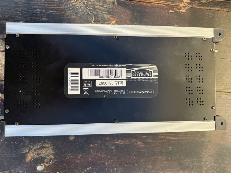 Усилвателят е от марката EMPHASER