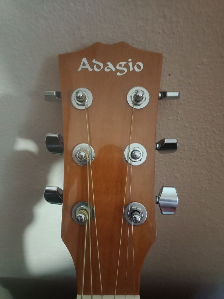 Продам гитару. ADAGIO. Состояние новая.