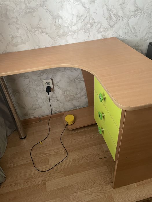 Продам стол компьютерный