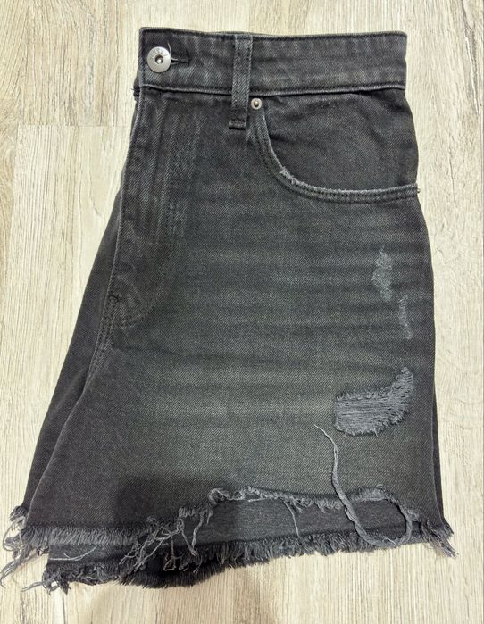 Blugi scurți, model uzură