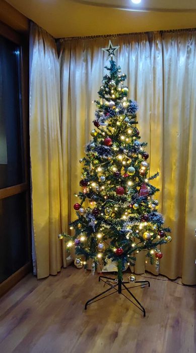 Коледна елха с вградени лампички