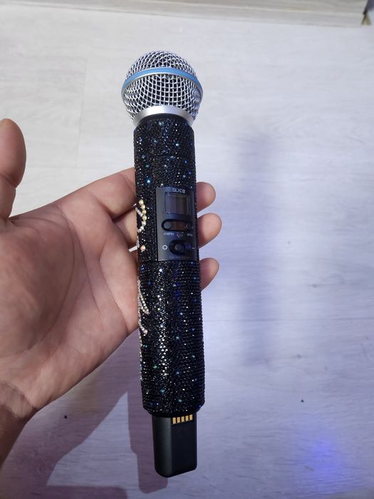 Personalizez microfoane si alte obiecte cu cristale