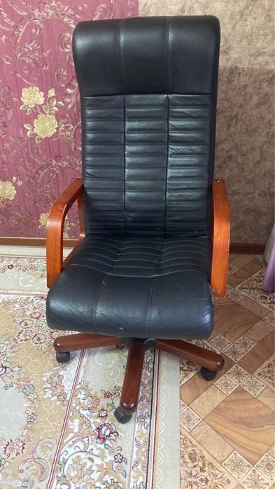 Срочно продам кожаное кресло
