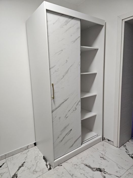 Бял гардероб със мраморен ефект
