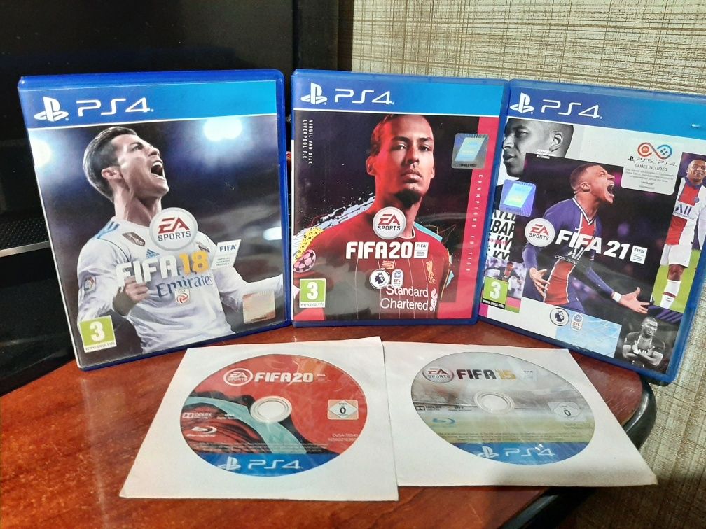 Vând jocuri fifa uri în stare buna în stare estetică ps4 PlayStation 4