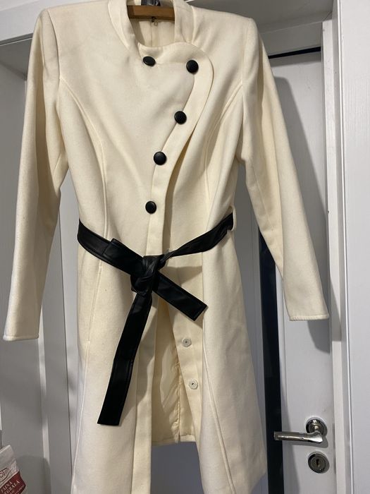 Pardesiu deosebit cu inchidere prin caps