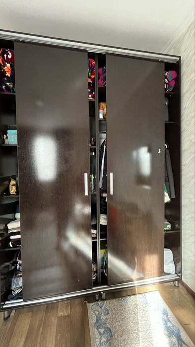 большой черный шкаф