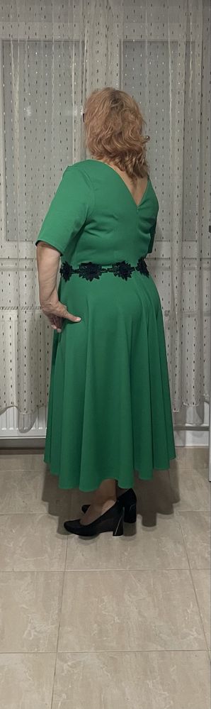 Vand rochita de zi eleganta de culoare verde!