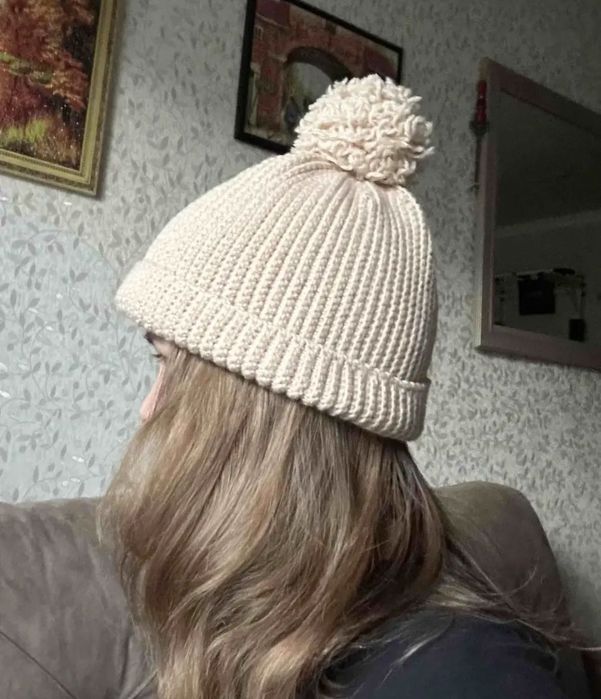 бежевая вязанная шапка