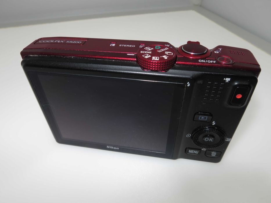 Компактен фотоапарат Nikon Coolpix S8200 14x широк оптичен зум отличен