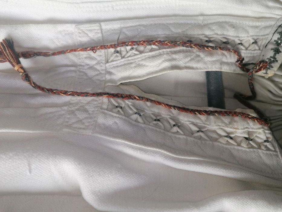 Vând ie din pânză groasă de casă - costum popular