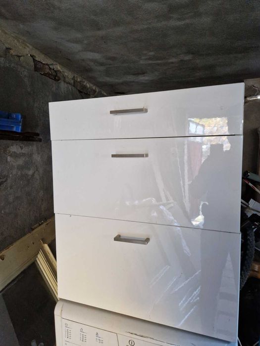 Продавам два шкафа IKEA Faktum – бели