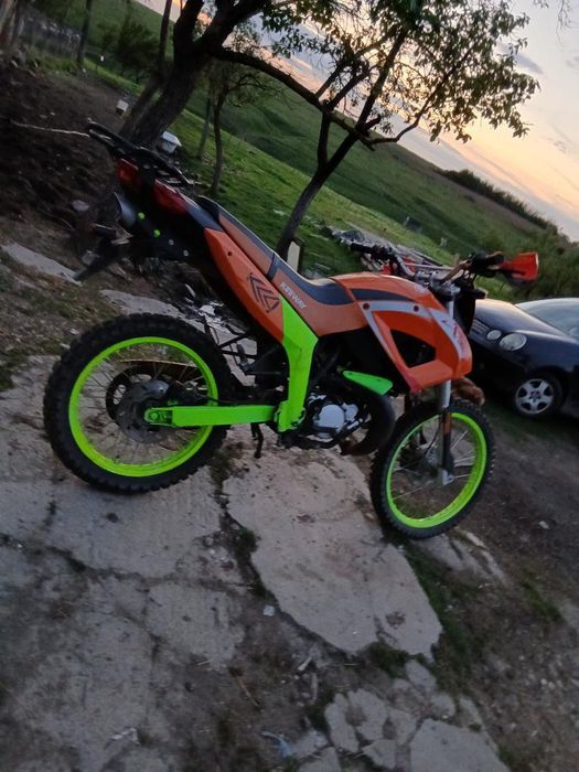 Vând sau schimb an 2006 capacitate motor 49 dețin acte