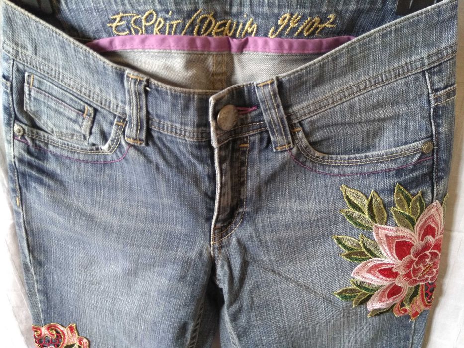 Blugi 3/4 Esprit cu aplicatii florale rosu alb verde auriu, masura 27