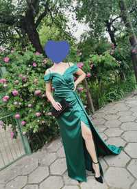 Зелена сатенена бална рокля