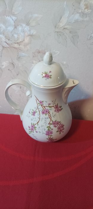 Чайники фарфоровые.