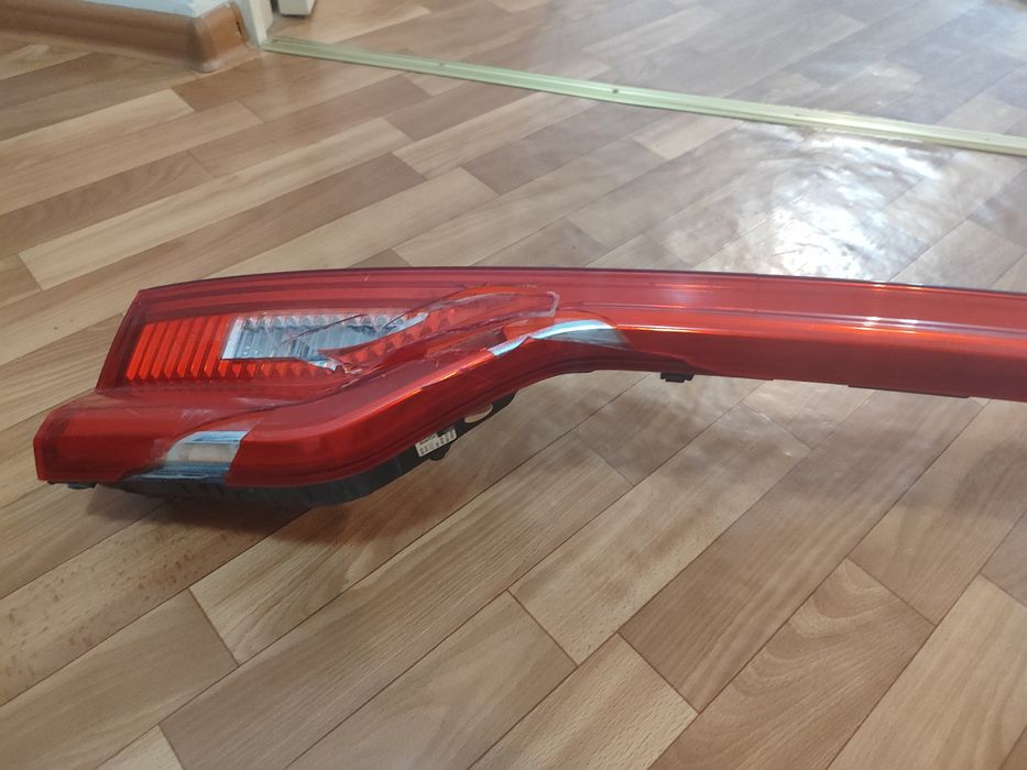 Продам фонарь на пятую дверь Haval M6. Б/У, разбит левый плафон.