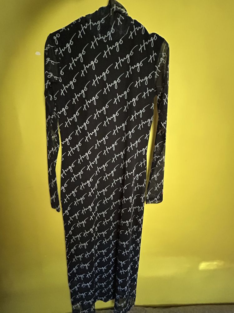 Продавам рокля Hugo Boss