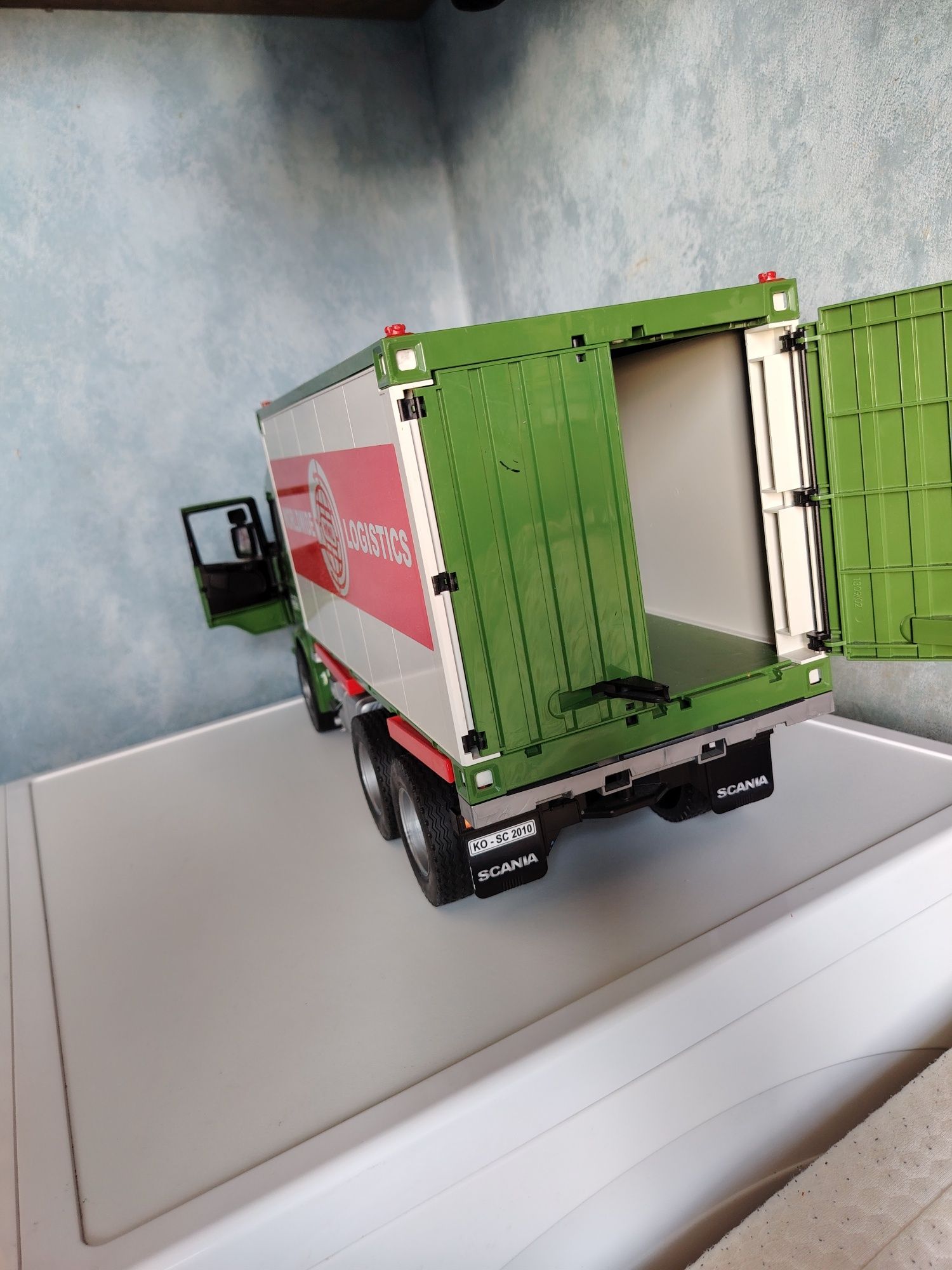 Камион Bruder Scania R-серия с изолация, 1:16