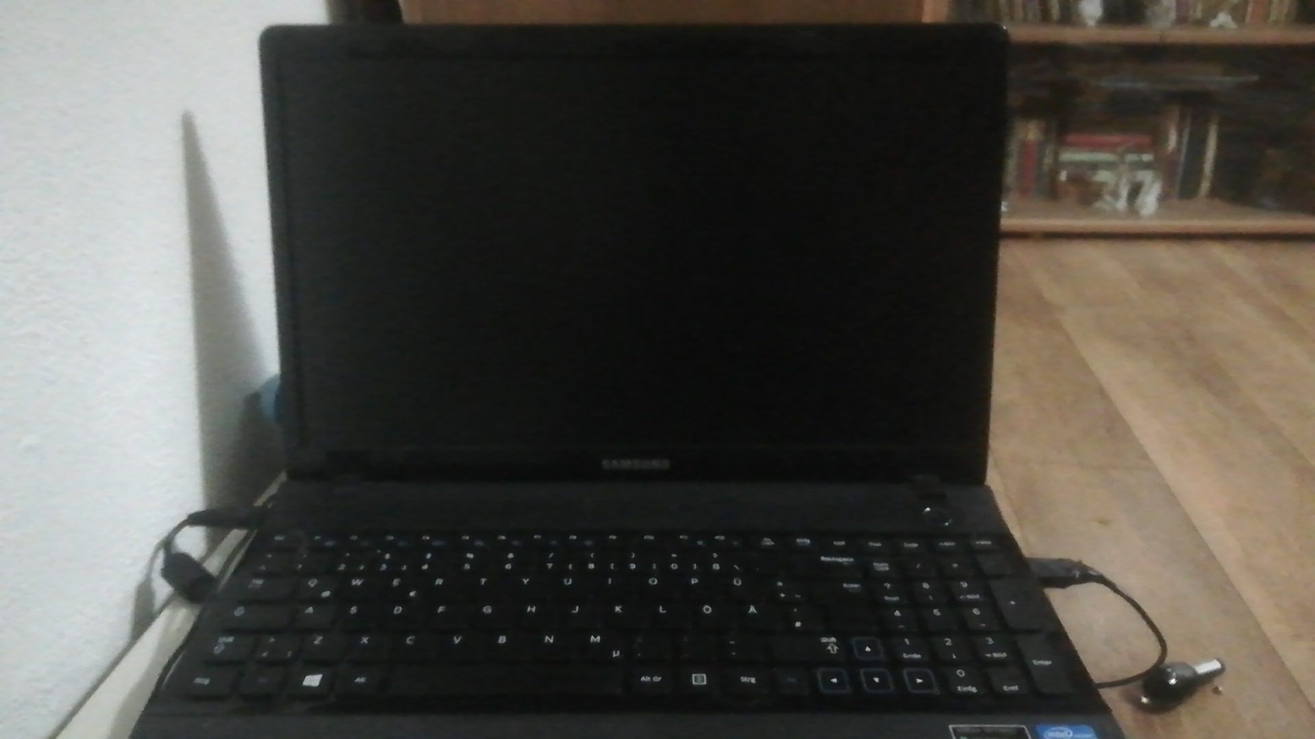 Laptop samsung  NP300E5X-SO2RO pentru piese(display spart)