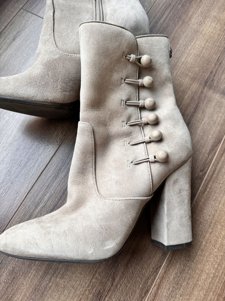 2 бр. Боти Guess