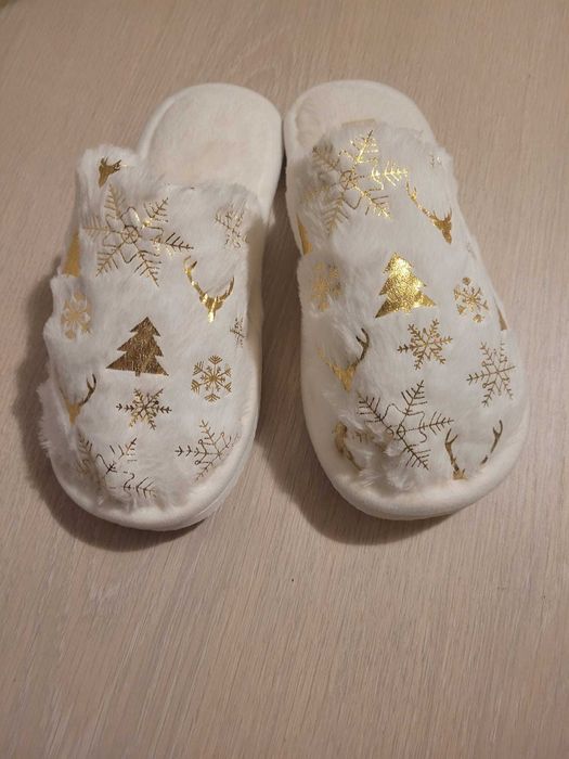 Papuci de casa albi cu auriu pentru iernile reci