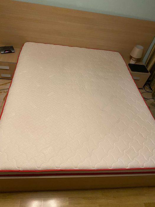 Vând pat folosit dimensiune 160X200 cm, cu saltea aproape noua.