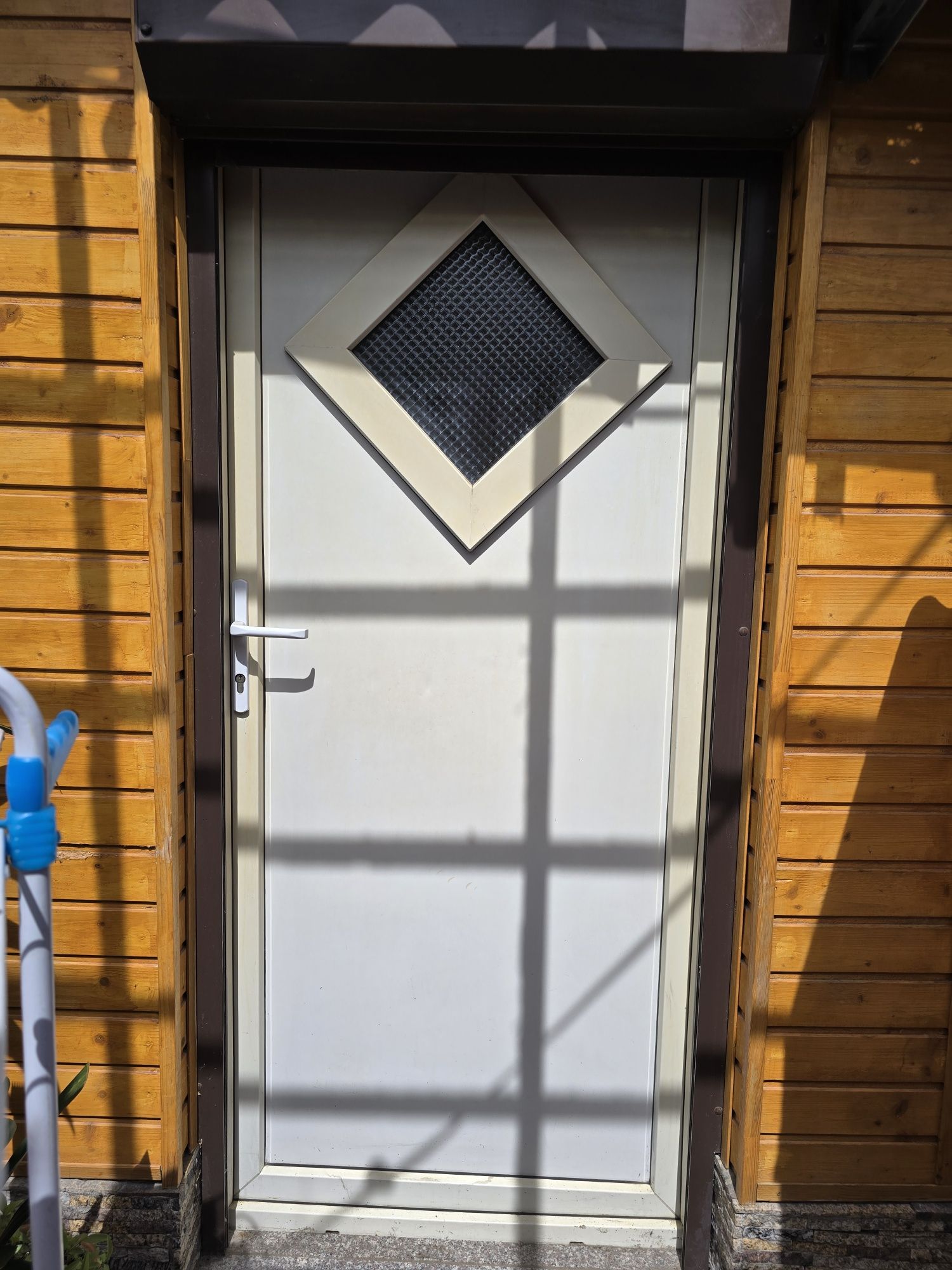Ușă intrare PVC cu tâmplărie REHAU cu oblon din aluminiu